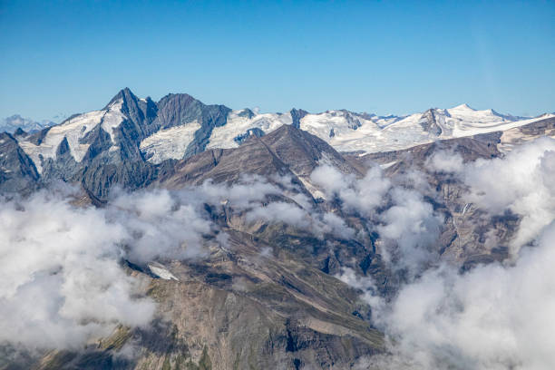 Der Großglockner ist mit 3798m der höchste Berg Österreichs, liegt im Nationalpark Hohe Tauern und ist von Gletschern umgeben. Der Bekannteste ist die Pasterze, die wegen des Klimawandels starke Eisverluste aufweist.