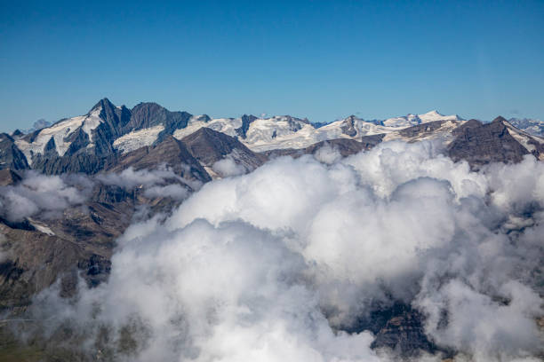 Der Großglockner ist mit 3798m der höchste Berg Österreichs, liegt im Nationalpark Hohe Tauern und ist von Gletschern umgeben. Der Bekannteste ist die Pasterze, die wegen des Klimawandels starke Eisverluste aufweist.