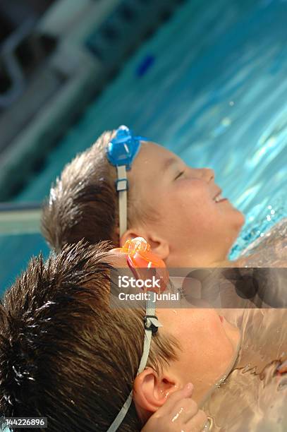 Zwei Brüder Im Pool Stockfoto und mehr Bilder von Jungen - Jungen, Lachen, Schwimmbecken