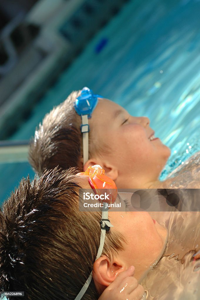 Dos hermanos en la piscina - Foto de stock de Diversión libre de derechos