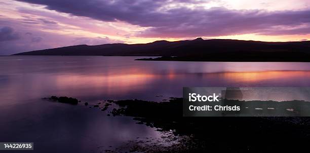 Do Amanhecer Ao Longo Do Lago Com Montanhas Distantes Sligachan Nublado - Fotografias de stock e mais imagens de Amanhecer