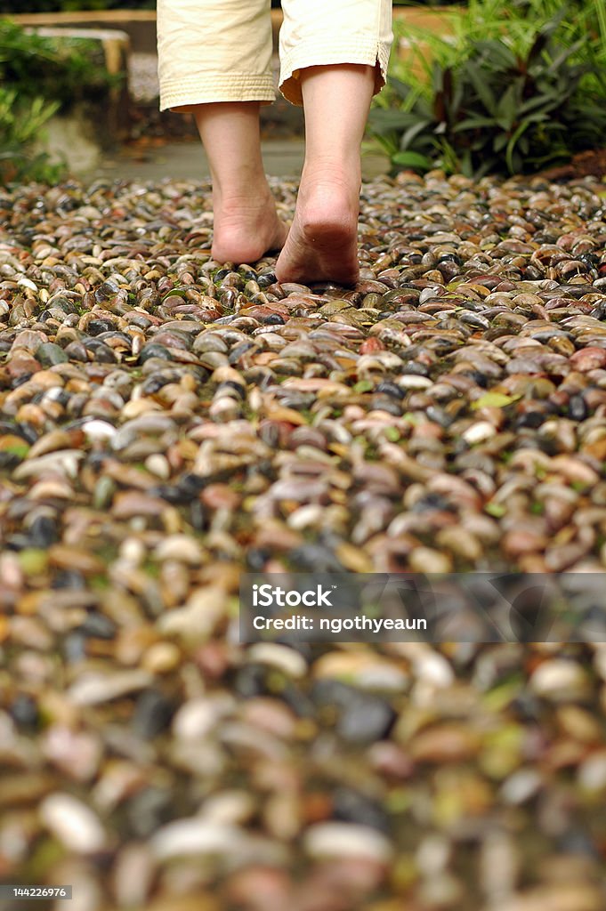 Camminare sul percorso di riflessologia - Foto stock royalty-free di Pietra - Roccia