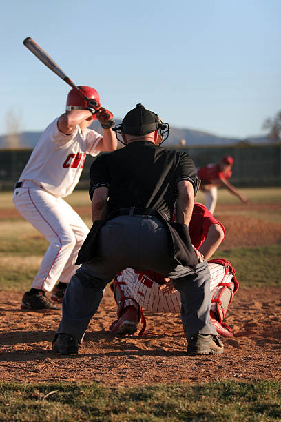 batendo o campo - baseball catcher baseball umpire batting baseball player imagens e fotografias de stock