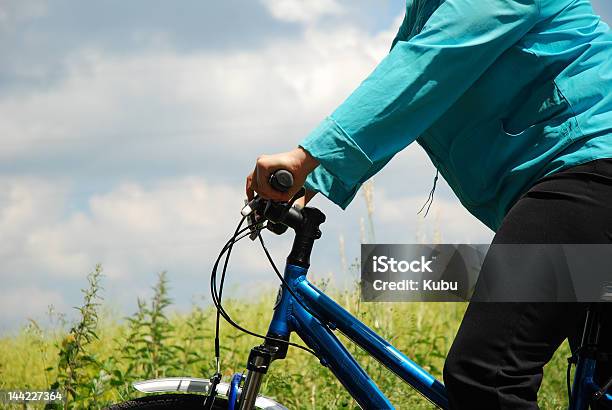 Foto de De Ciclismo e mais fotos de stock de Atração de Parque de Diversão - Atração de Parque de Diversão, Bicicleta, Ciclismo