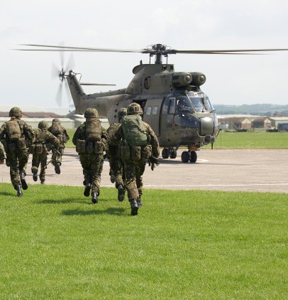 Reino Unido soldados de helicóptero puma photo