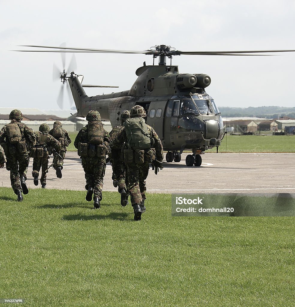 puma soldati del Regno Unito in elicottero scheda - Foto stock royalty-free di Esercito