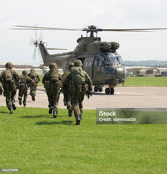 Puma Soldati Del Regno Unito In Elicottero Scheda - Fotografie stock e altre immagini di Esercito - Esercito, Regno Unito, Cultura britannica