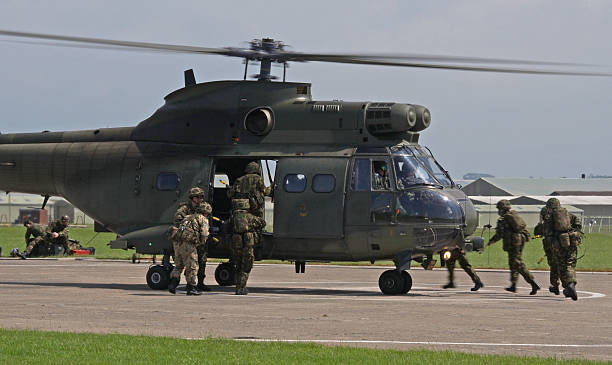 reino unido os soldados bordo puma de helicóptero - transport helicopter - fotografias e filmes do acervo