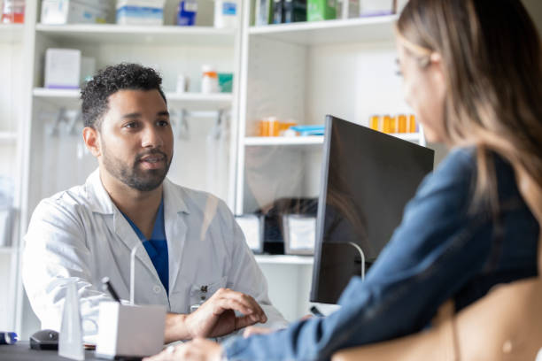 farmaceuta pomaga klientowi w lokalnej aptece przy kasie - checkout counter pharmacy pharmacist patient zdjęcia i obrazy z banku zdjęć