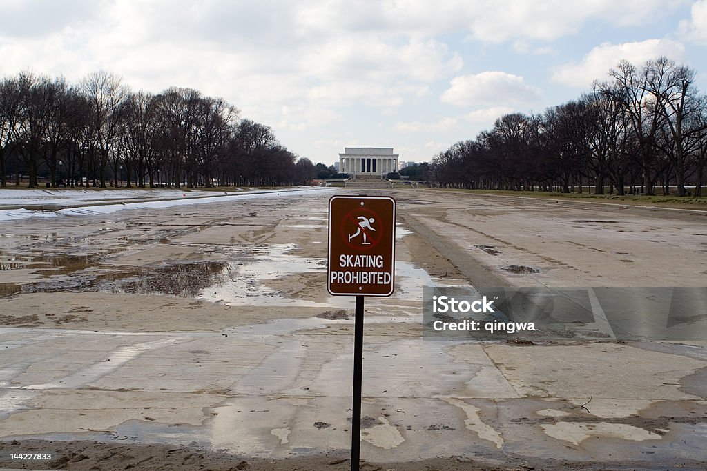 Nenhum sinal de Patinagem em vazio Reflecting Pool perto Memorial de Lincoln - Royalty-free Inverno Foto de stock