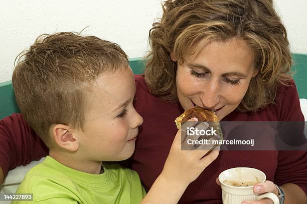 Rosine Brötchen Stockfoto und mehr Bilder von Alleinerzieherin - Alleinerzieherin, Aufwachen, Behaglich