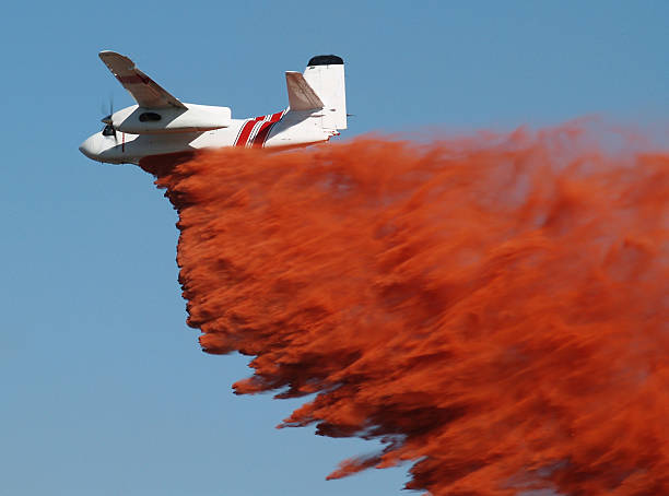 airtanker upuszczając środek opóźniający palenie. - fire retardant zdjęcia i obrazy z banku zdjęć