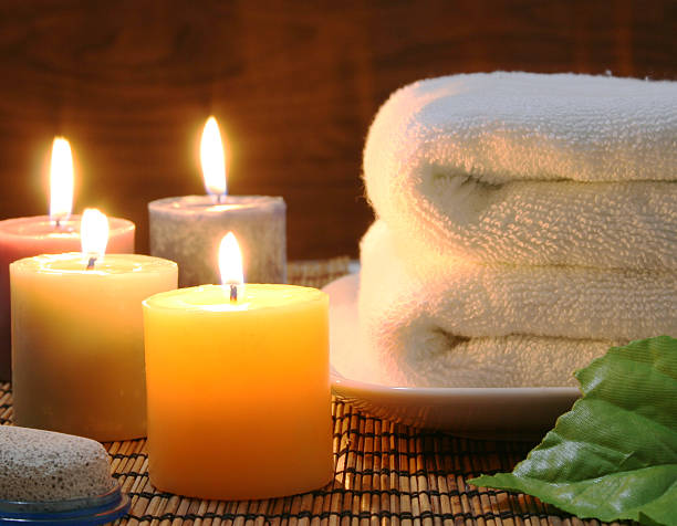 serviette et bougies - alternative therapy aromatherapy spa treatment candle photos et images de collection