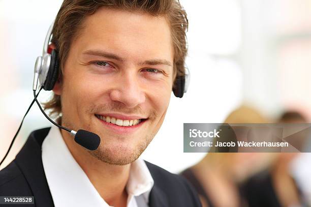 Männliche Kundenservice Lächeln Stockfoto und mehr Bilder von Verkäufer - Verkäufer, Am Telefon, Arbeiten