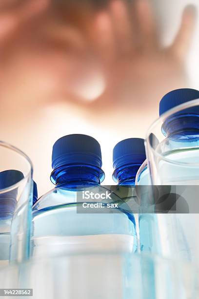 Plástico Botellas De Agua Foto de stock y más banco de imágenes de Agua - Agua, Agua purificada, Asistencia sanitaria y medicina