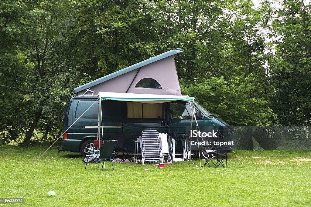 Furgone camper che esce fuori strada - Foto stock royalty-free di Tenda da campeggio