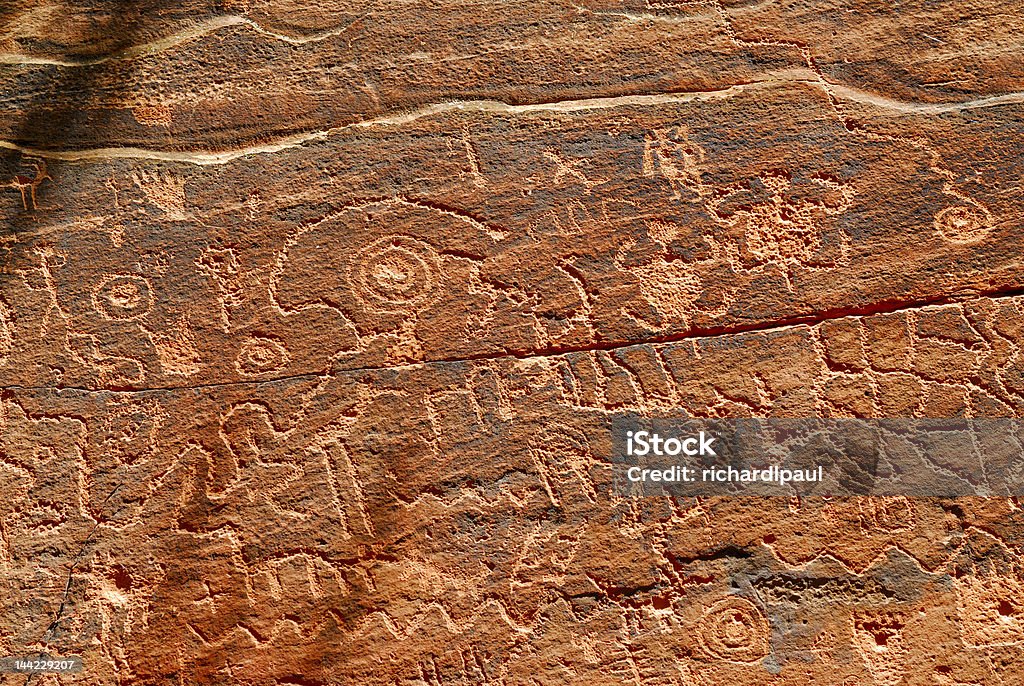 Indian petroglyphs en red rock - Foto de stock de Arizona libre de derechos