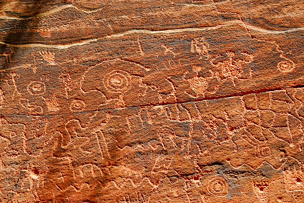 indian petroglyphs en red rock - cave painting indigenous culture art arizona fotografías e imágenes de stock