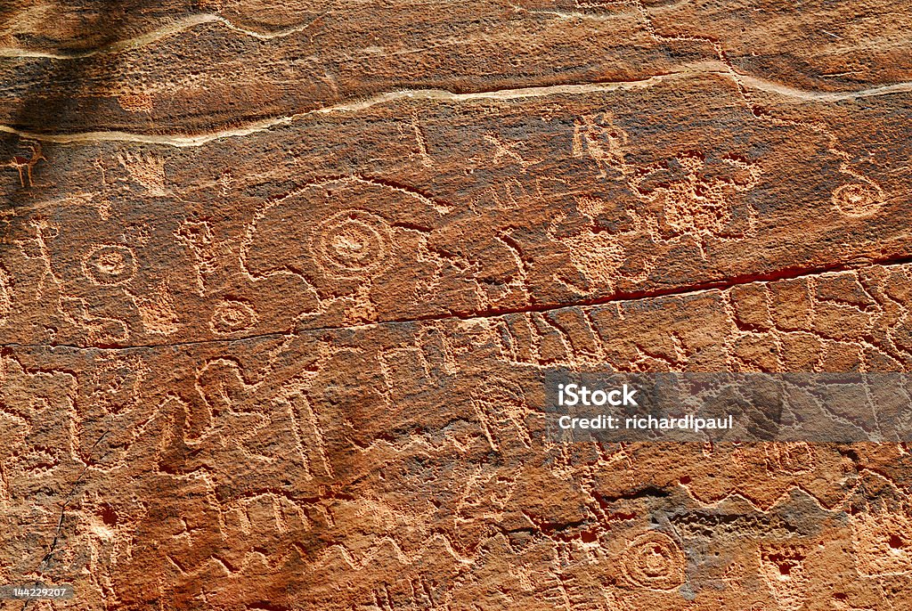 Indian petroglyphs w red rock - Zbiór zdjęć royalty-free (Stan Arizona)