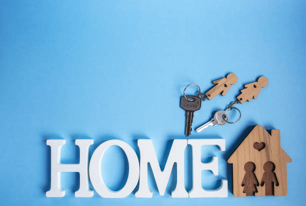 the keys to the home and the word house in blue background. concept for real estate, moving home or renting real estate. - house real estate key residential structure imagens e fotografias de stock