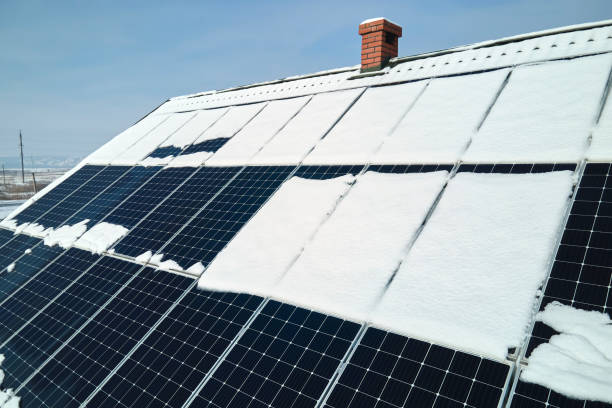 Aerial view of snow melting from covered solar photovoltaic panels installed on house rooftop for producing clean electrical energy. Low effectivity of renewable electricity in nothern region winter Aerial view of snow melting from covered solar photovoltaic panels installed on house rooftop for producing clean electrical energy. Low effectivity of renewable electricity in nothern region winter. glitch generator stock pictures, royalty-free photos & images