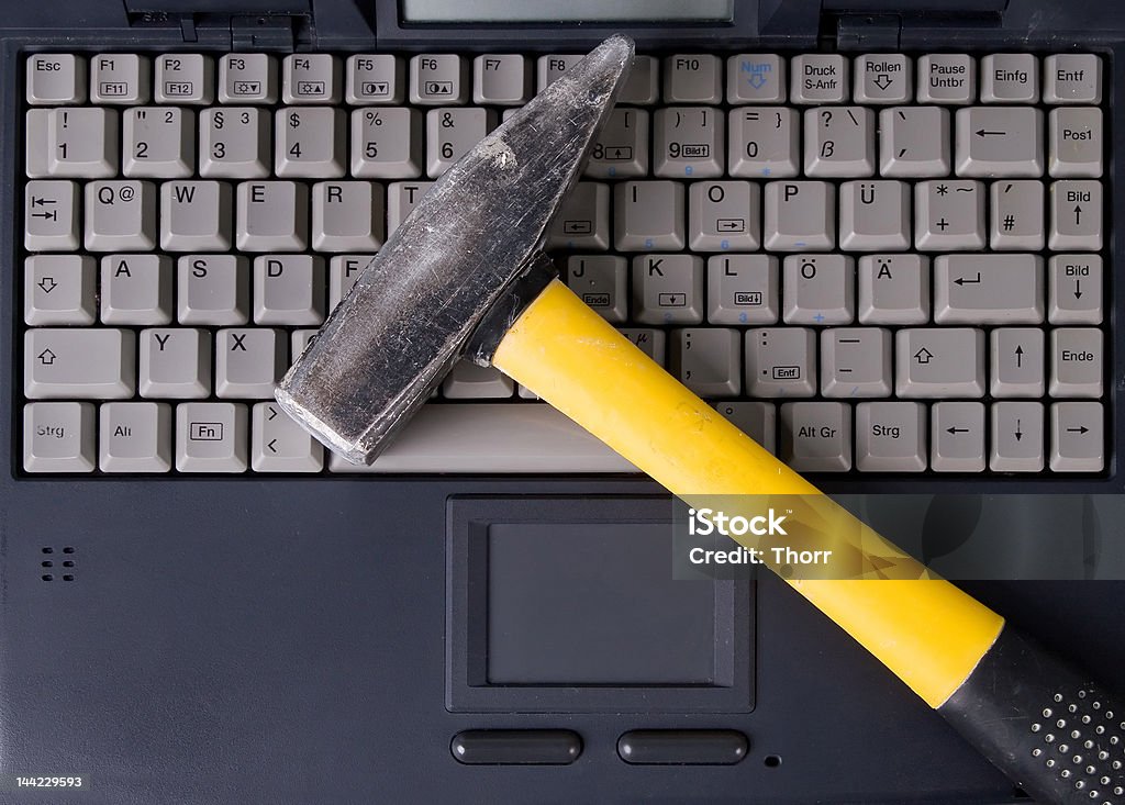 Ordenador y martillo - Foto de stock de Abierto libre de derechos