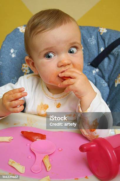 Bambino A Pranzo - Fotografie stock e altre immagini di Abbigliamento - Abbigliamento, Abbigliamento casual, Alimentazione sana