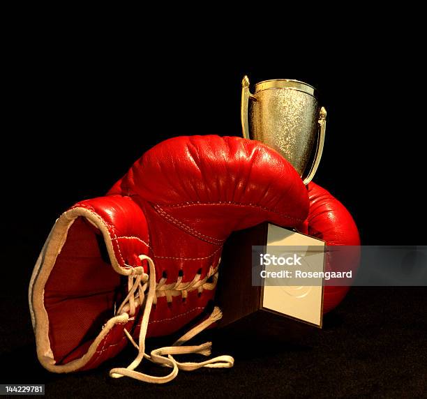 Red Boxhandschuh Hält Einen Strahlenden Cup Stockfoto und mehr Bilder von Aggression - Aggression, Anreiz, Auszeichnung