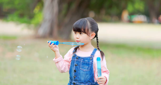 girl play in park - chinese spy balloon stok fotoğraflar ve resimler