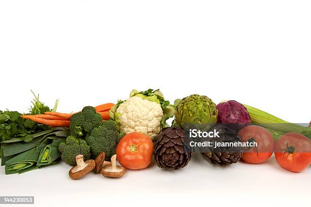 Linha De Veggies Orgânicos - Fotografias de stock e mais imagens de Aipo - Aipo, Alcachofra, Alface