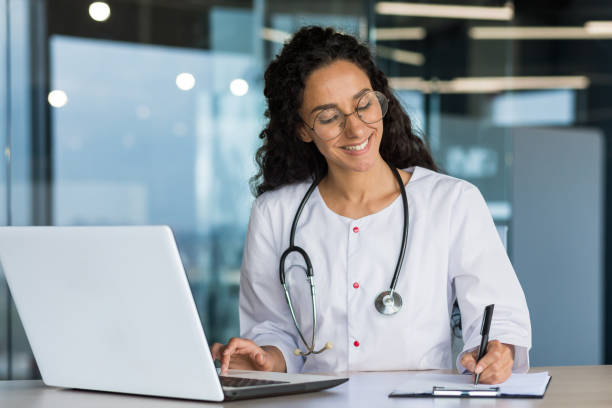 formazione online. giovane studentessa latinoamericana studentessa dottoressa studia online a casa dal computer portatile - trainee computer medical student student foto e immagini stock