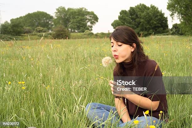 Chica En El Parque Foto de stock y más banco de imágenes de Adolescente - Adolescente, Adulto, Aire libre