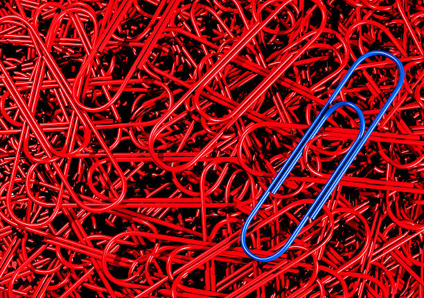 Rosso Paperclips con una graffetta blu - foto stock