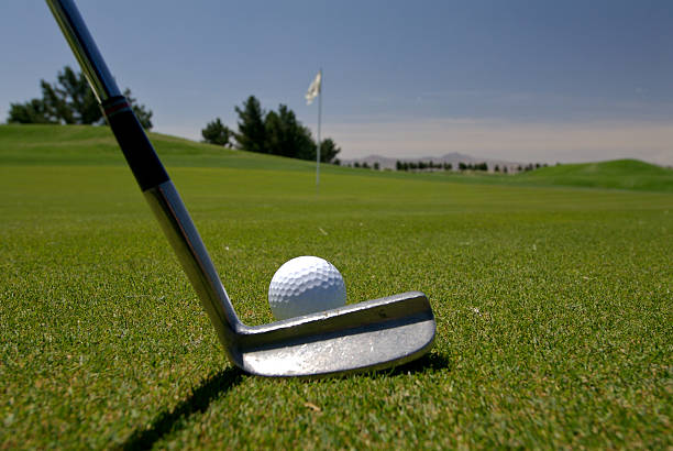 golf su per putting - golf ball circle ball curve foto e immagini stock