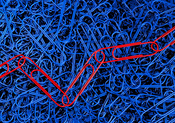 Azul Paperclips con sujetapapeles Cadena roja - foto de stock