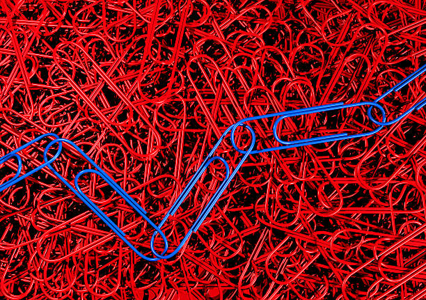 Paperclips blu con graffetta rossa con catena - foto stock
