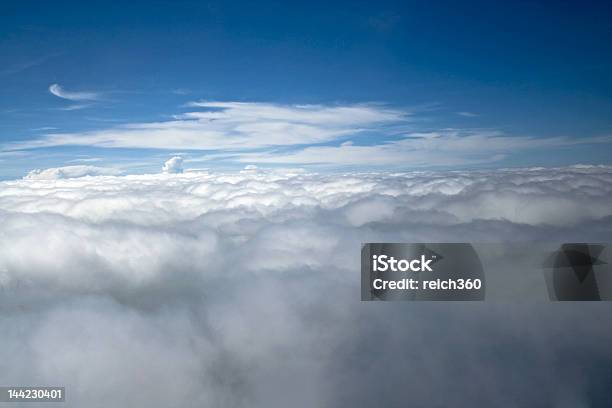 Photo libre de droit de Flotter Dans Les Nuages banque d'images et plus d'images libres de droit de Au loin - Au loin, Bleu, Ciel