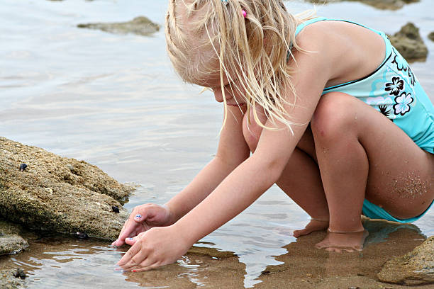 Ragazza nel Marea piscina, parte di una serie. - foto stock