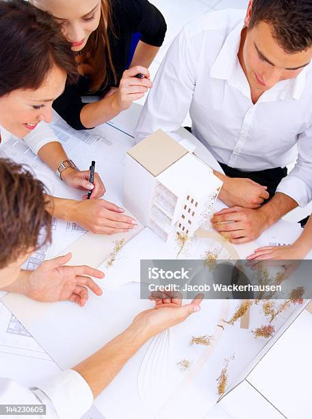 Grupo De Arquitectos En Una Oficina Discutiendo Foto de stock y más banco de imágenes de Arquitectura - Arquitectura, Clase de formación, Arquitecto