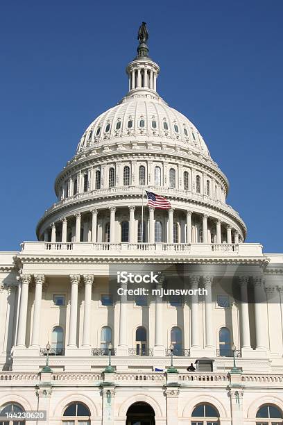 United States Capitol - Fotografie stock e altre immagini di Ambientazione esterna - Ambientazione esterna, Bandiera degli Stati Uniti, Capitali internazionali