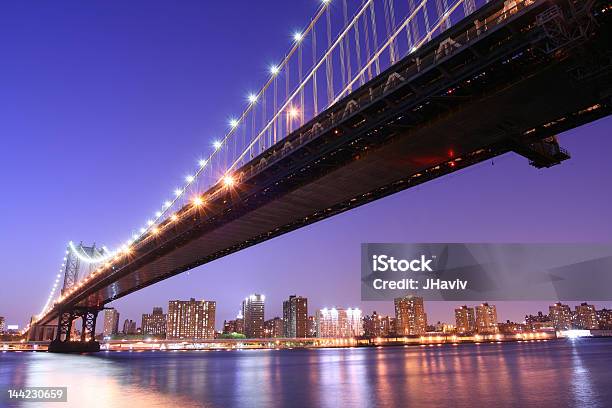 Manhattan Bridge Und Die Skyline Bei Nacht Stockfoto und mehr Bilder von Abenddämmerung - Abenddämmerung, Architektur, Bauen