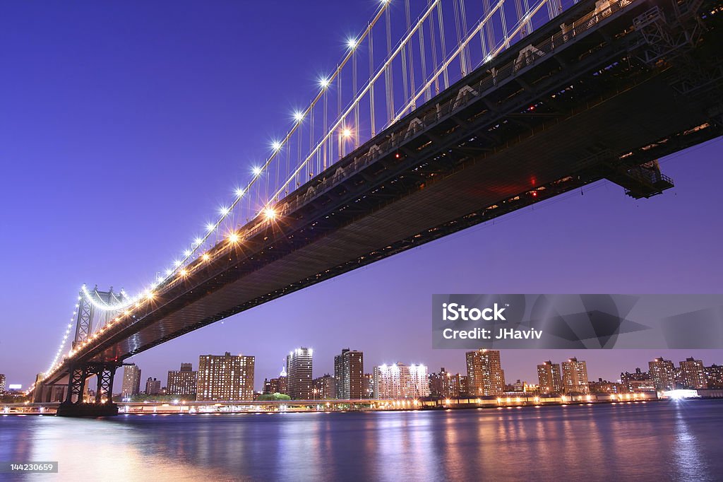 Pont de Manhattan et de la ville de nuit - Photo de Affaires libre de droits