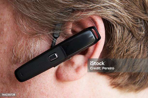 Homem Com Auricular Bluetooth - Fotografias de stock e mais imagens de Telefone com Função Mãos-Livres - Telefone com Função Mãos-Livres, Telefone de Carro, A usar um telefone