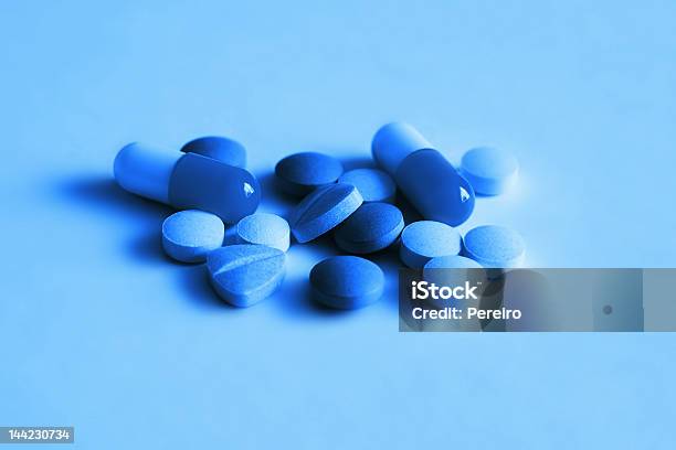 Píldoras En Tonos Azul Foto de stock y más banco de imágenes de Abstracto - Abstracto, Adicción, Analgésico