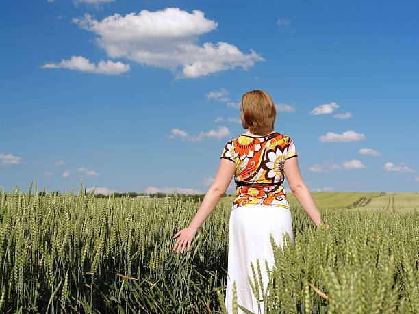 ром�антическая прогулка в пшеница кукурузный - garment fragility women skirt стоковые фото и изображения