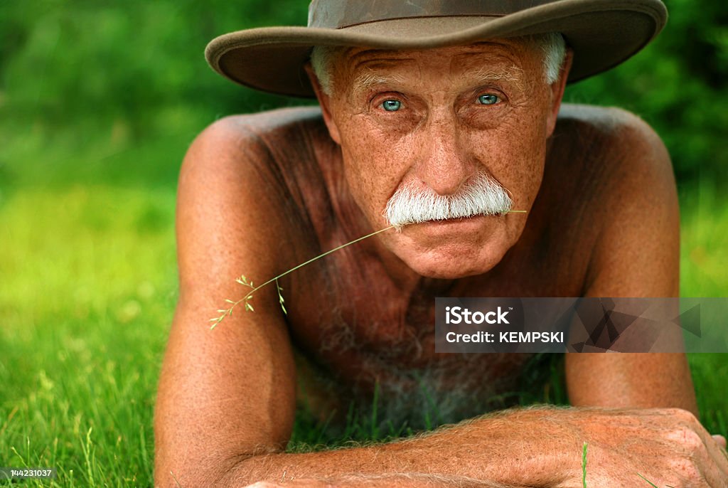 Hombre viejo de días festivos - Foto de stock de Actividad de fin de semana libre de derechos