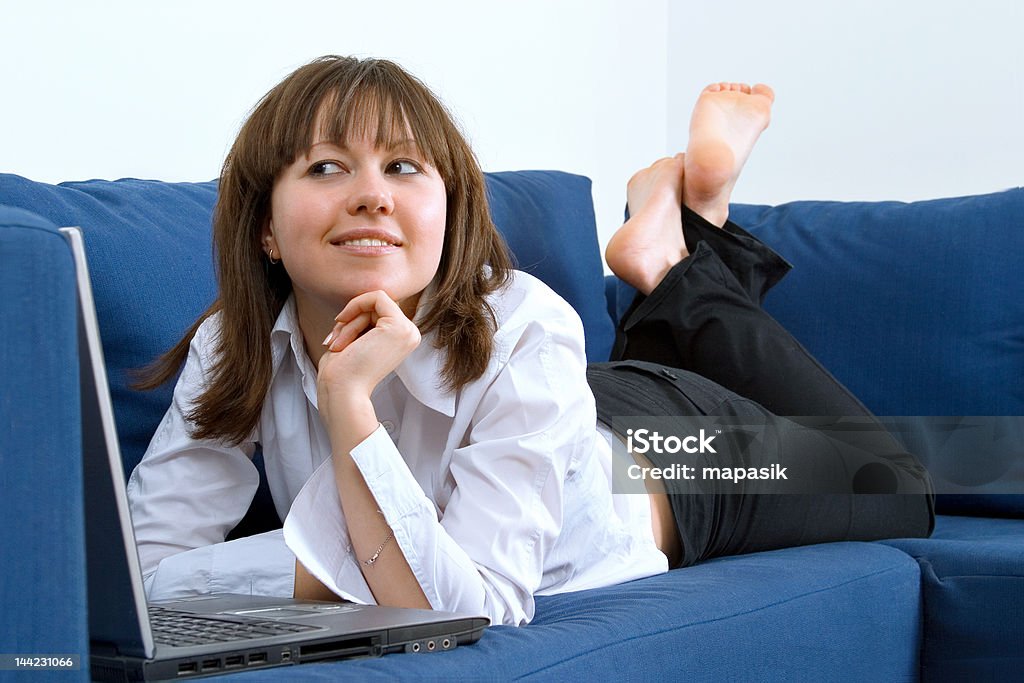 Frau mit laptop zu Hause - Lizenzfrei Arbeiten Stock-Foto