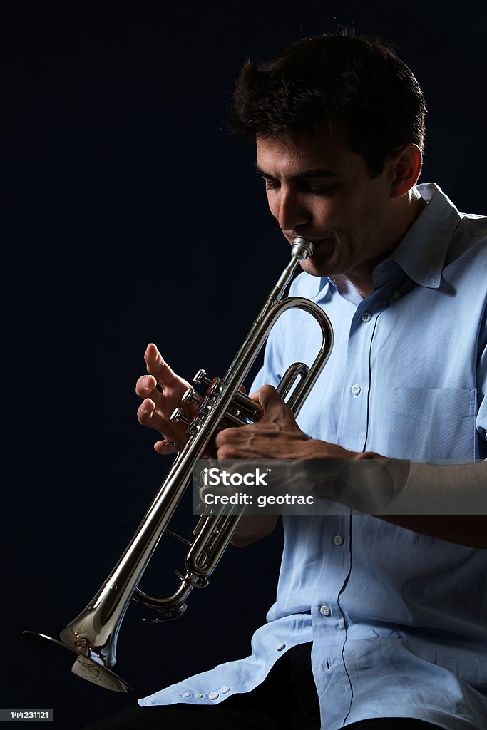 Die Trompete zu spielen - Lizenzfrei Junge Männer Stock-Foto