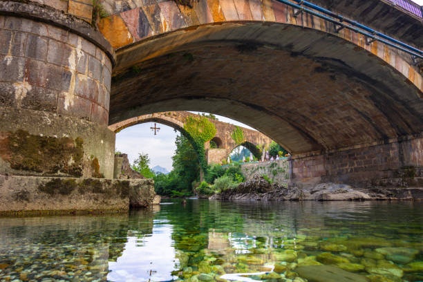 village médiéval de cangas de onis avec maisons suspendues et rivière sella, asturie, espagne. - pont romain de cordoue photos et images de collection