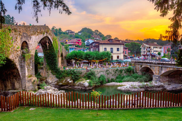 village médiéval de cangas de onis avec maisons suspendues et rivière sella, asturie, espagne. - pont romain de cordoue photos et images de collection